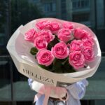 Букет из 15 розовых роз в упаковке