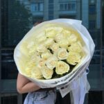 Букет из 25 белых роз 60 см в упаковке