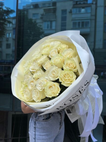 Букет из 25 белых роз 60 см в упаковке