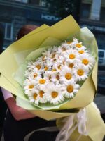 Букет из 43 крупных ромашек в фоамиране