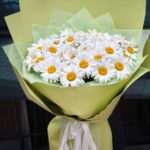 Букет из 43 крупных ромашек в фоамиране